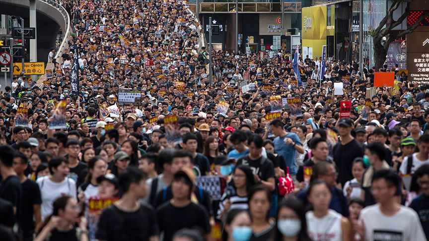 Hong Kong'da binlerce gösterici iade yasasının iptali için toplandı