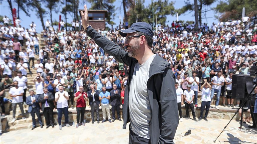 Bakan Kasapoğlu doğa kampında gençlerle buluştu