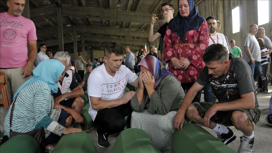 Porodice se opraštaju od najmilijih u Potočarima: Tišina i jecaji u bivšoj Fabrici akumulatora