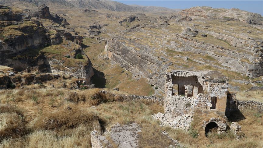 Turquie : le fort d'Hasankeyf accessible par barque