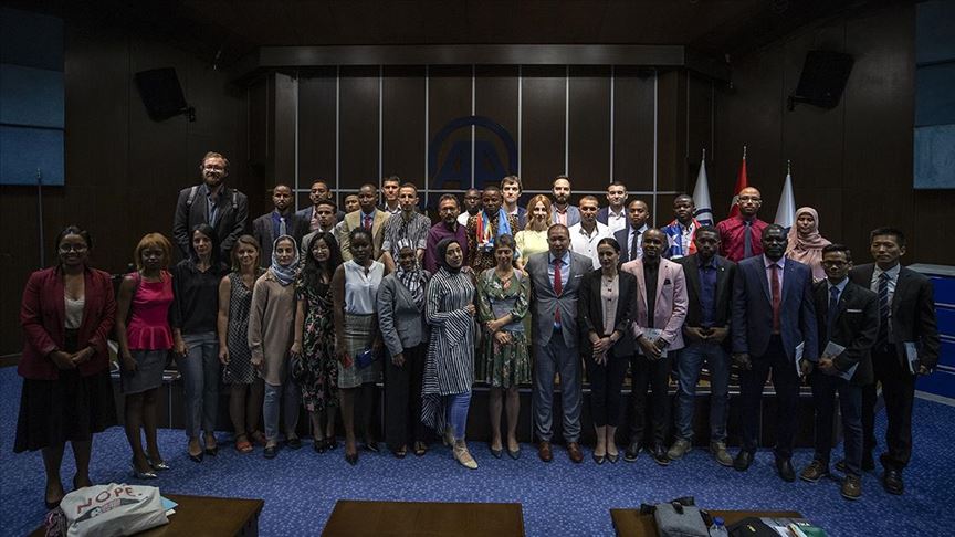Türkiye Burslarının uluslararası öğrencileri AA'yı ziyaret etti