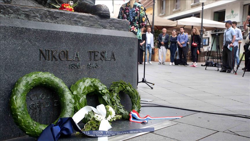 Hrvatska: Položeno cvijeće na spomenik Nikoli Tesli povodom njegovog rođendana