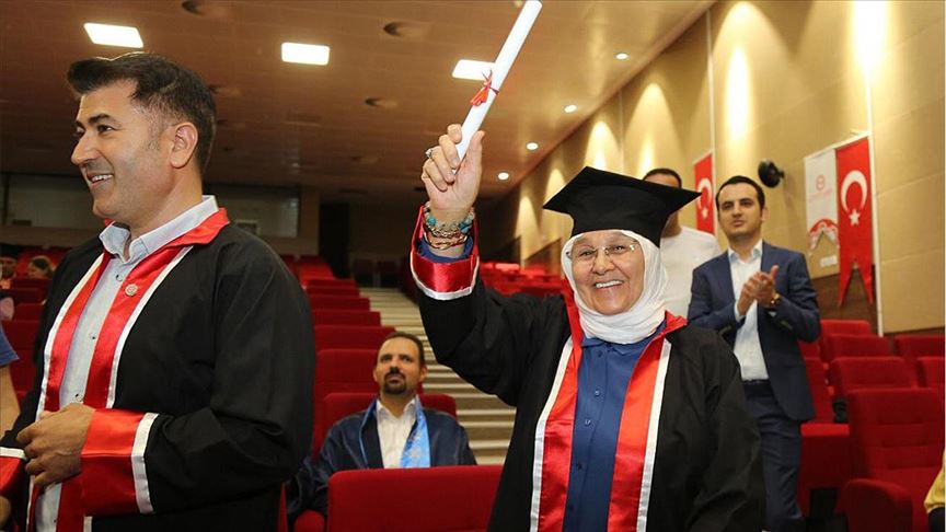"الجدة العظيمة" تنهي الماجستير في عمر الـ 63
