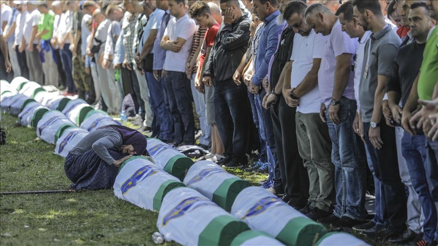 Potoçari, falet namazi i 33 viktimave të gjenocidit në Srebrenicë