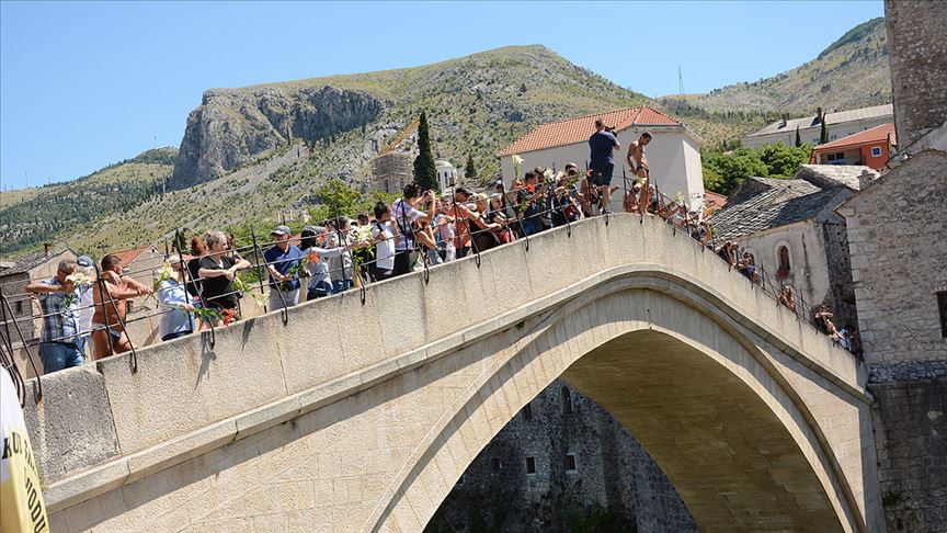 Mostar Köprüsü'nden sessiz atlayış