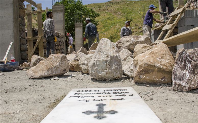Li gundê xwe yê ji terorê hatiye paqijkirin dêrê çêdikin