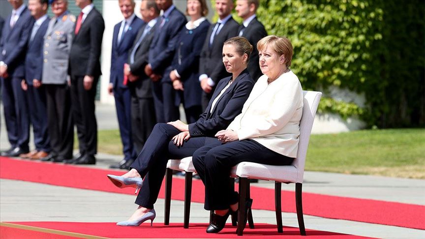 Merkel sjedeći slušala intoniranje himni u Berlinu
