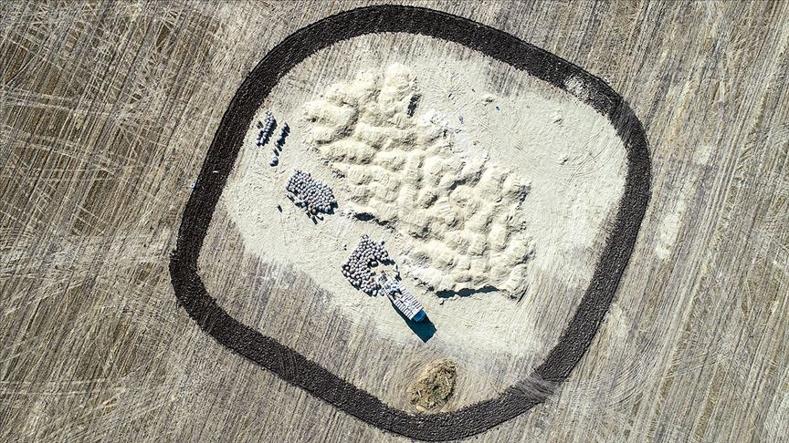 Ekmeğini samandan kazanan işçilerin toz ve sıcakla imtihanı