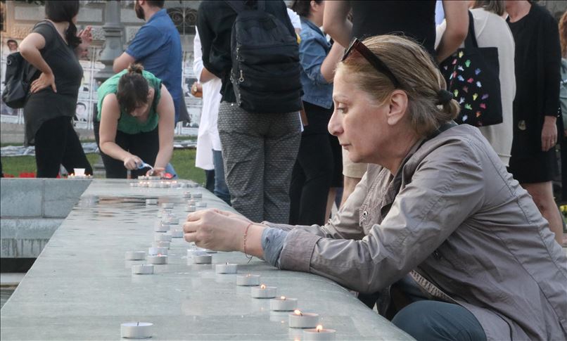 YIHR Srbija paljenjem sveća odala poštovanje žtvama genocida u Srebrenici