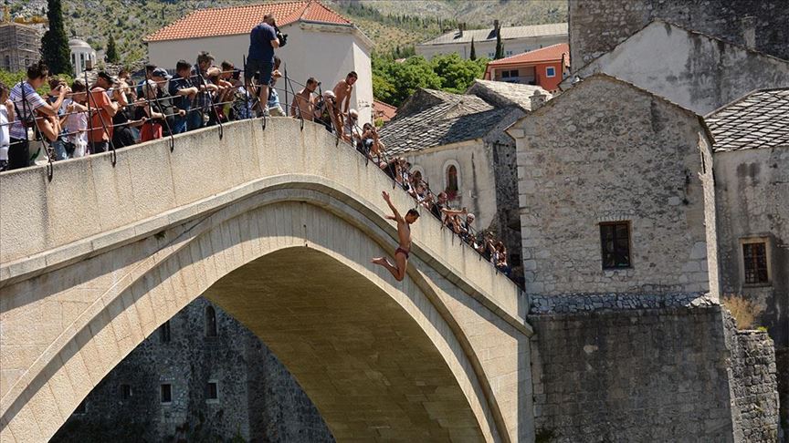 Skokom bez aplauza sa Starog mosta odana počast žrtvama genocida