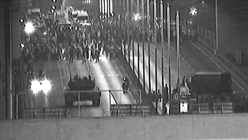 Dalin pamje te reja nga puçi i dështuar në Turqi, qytetarët shtrihen para tankut