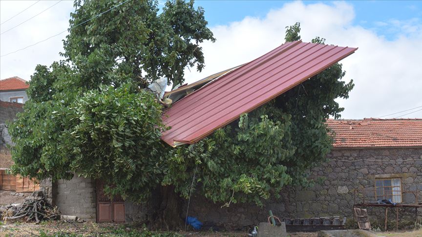 Çanakkale'de fırtına çatıları uçurdu, direkleri devirdi