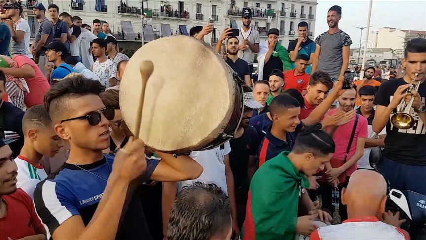 ليلة بيضاء في الجزائر عقب تأهلها لنصف نهائي كان مصر