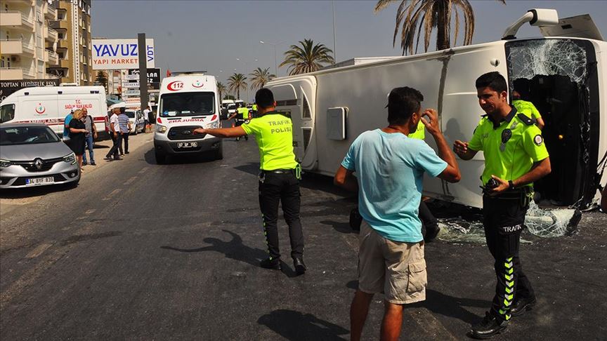 Antalya'da tur midibüsü devrildi: 16 yaralı