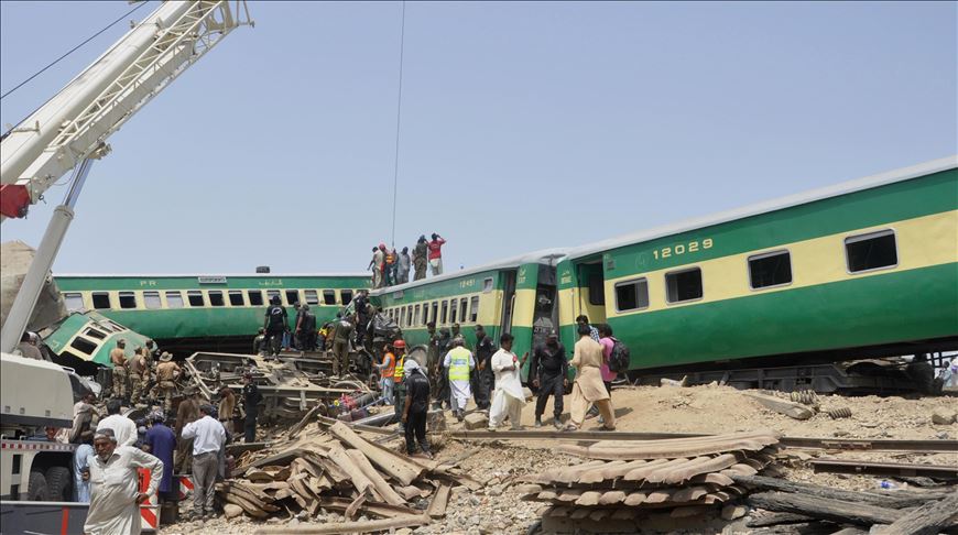 Aumentan a 21 las víctimas de un choque de trenes en Pakistán