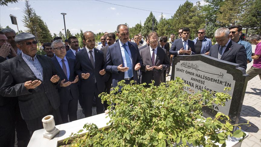 Bakan Gül, şehit Halisdemir'in kabrini ziyaret etti