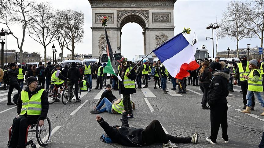 Fransa'da sarı yelekliler gösterilerin 35 haftasında sokaklarda