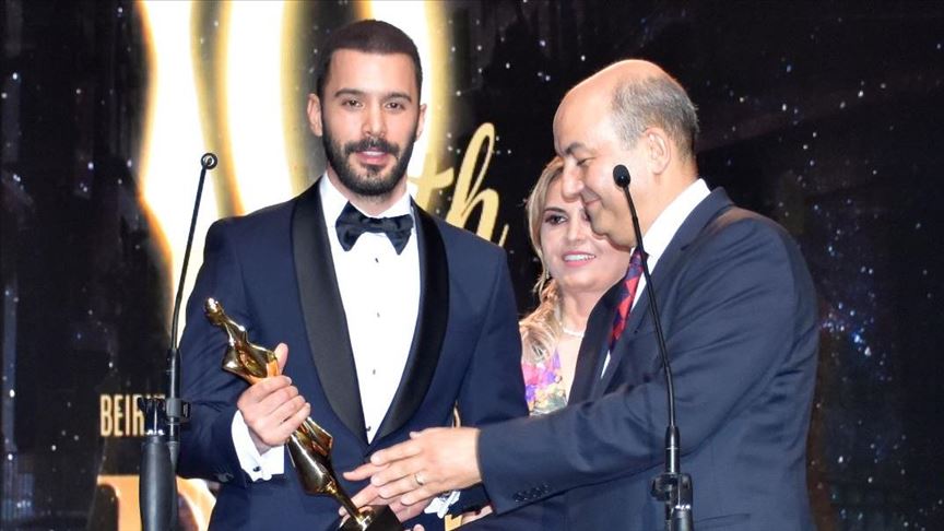الممثل التركي باريش أردوتش يتسلّم جائزة أفضل ممثل عالمي ببيروت