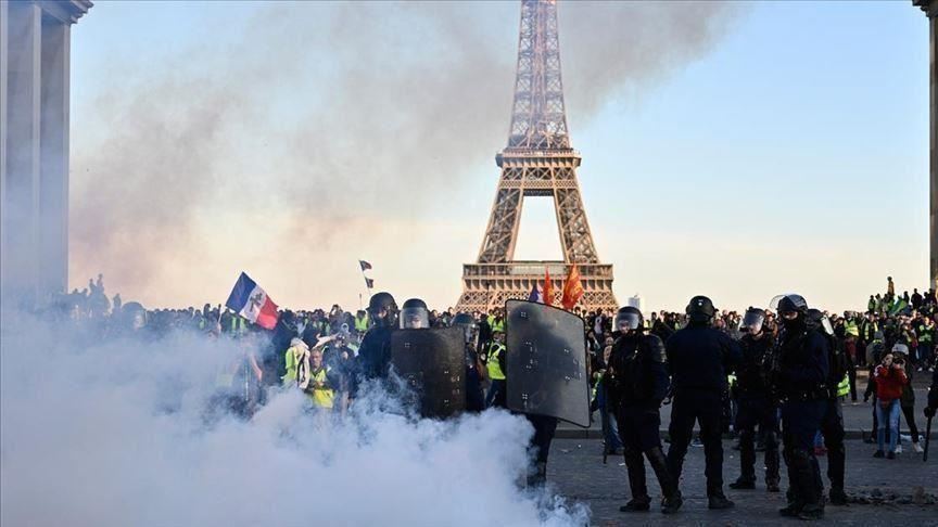 "السترات السوداء" تتظاهر في باريس لتسوية أوضاع المهاجرين