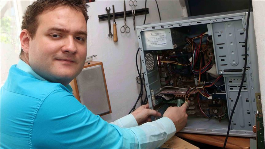 Novosađanin Zdravko Stakić popravlja kompjutere i poklanja ih siromašnoj deci