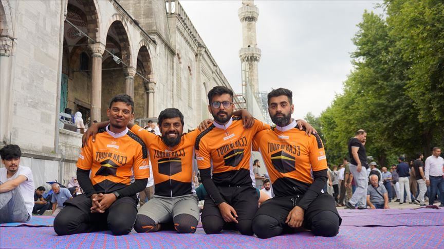 8 English Muslims cycling to Medina stop in Istanbul