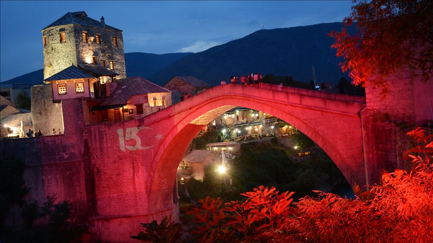 Stari most u Mostaru u bojama turske zastave i pod stražom za demokraciju