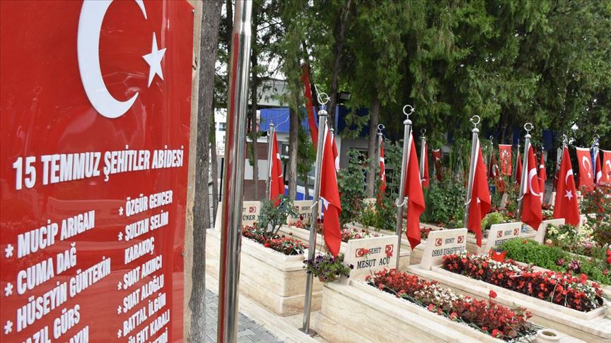 Жители Турции чтят память героев 15 июля