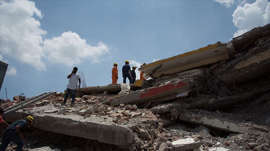 Hindistan'da bina çöktü: 14 ölü 