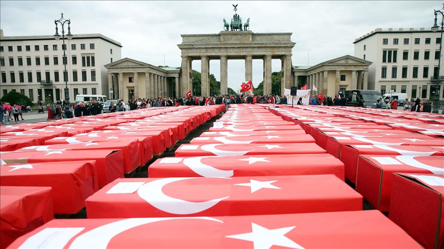 Treća godišnjica pokušaja puča u Turskoj: U Berlinu izložen 251 tabut sa zastavom Turske