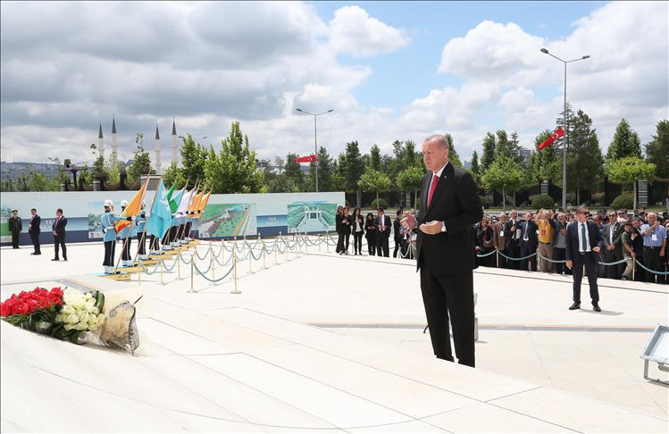 Турскиот претседател Ердоган положи цвеќе на Споменикот на загинатите од 15 јули 