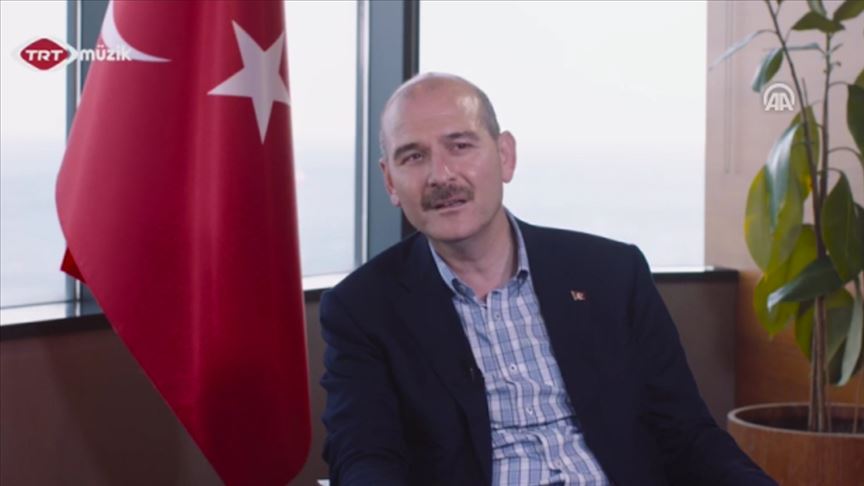 Soylu, Türk Polis Teşkilatı için türkü söyledi