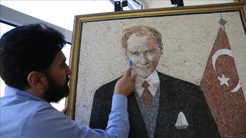 Un artiste syrien, réfugié en Turquie réalise un portrait d'ATATURK en mosaique