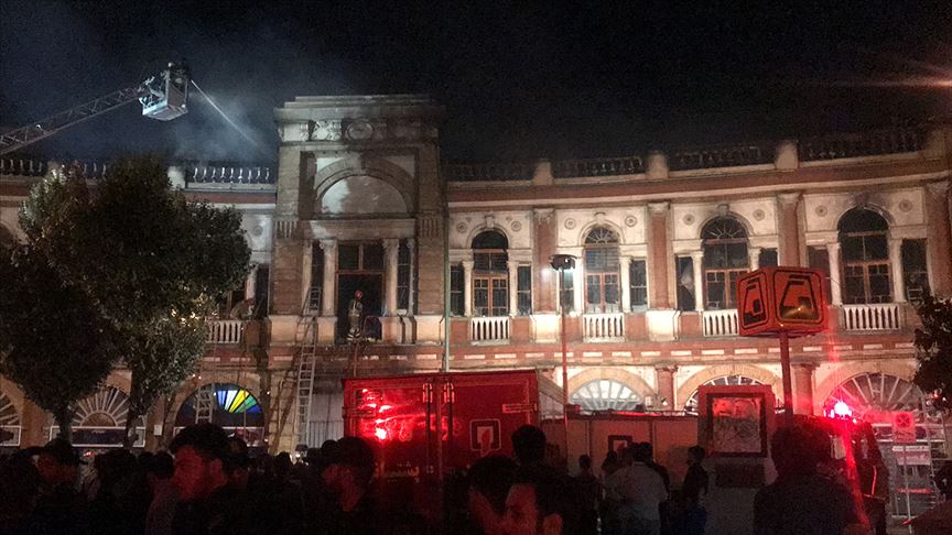  İran'ın başkenti Tahran'daki tarihi binada yangın çıktı