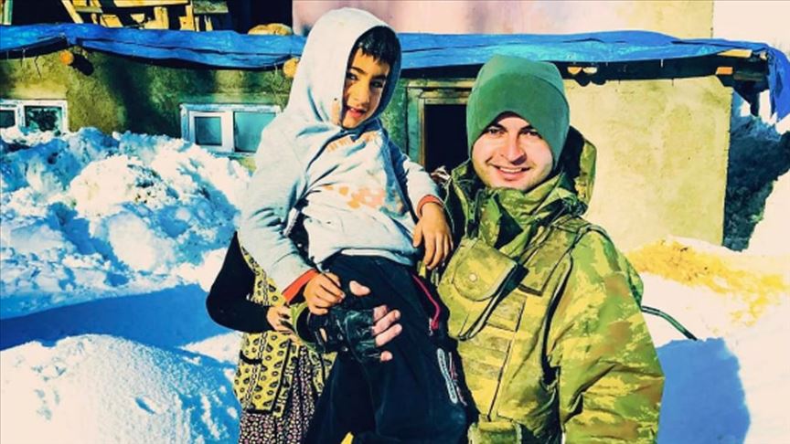 Minik şehit Ayaz ile şehit astsubay aynı karede 