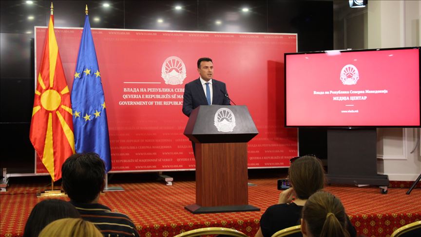 Kryeministri Zaev shkarkoi dhjetëra zyrtarë të lartë