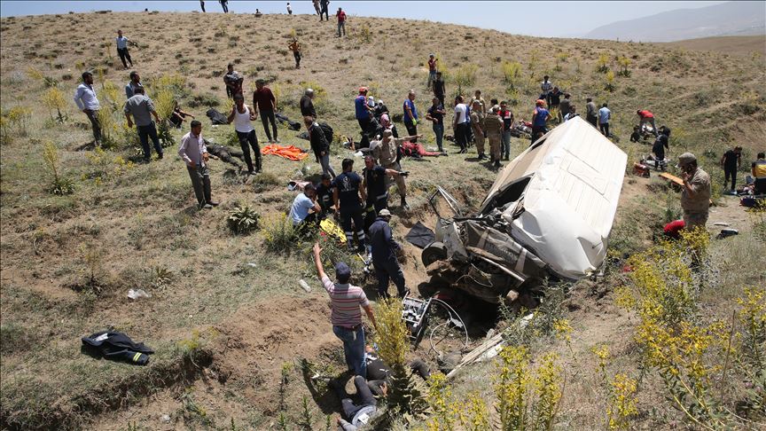 В Турции перевернулся микроавтобус с мигрантами, 16 погибших 