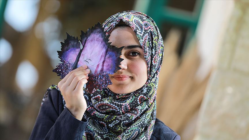 Filistinli genç kız asma yapraklarını sanat eserine dönüştürüyor
