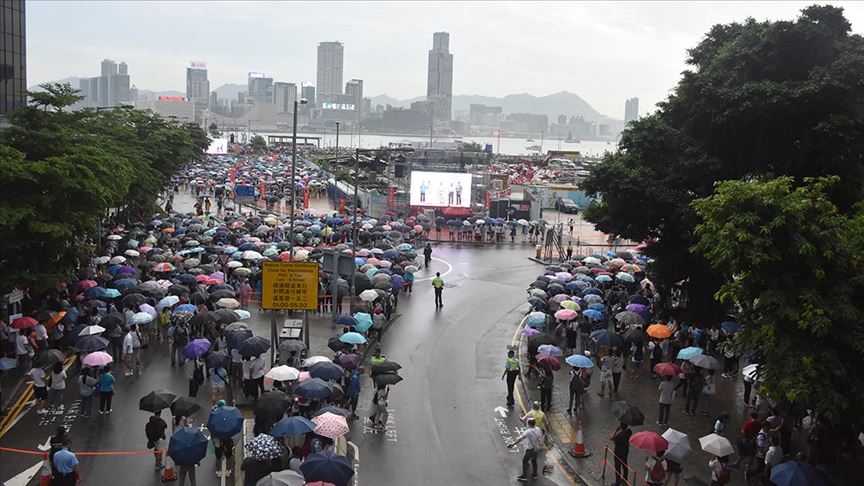 Hong Kong'da hükümet taraftarları polise destek için toplandı