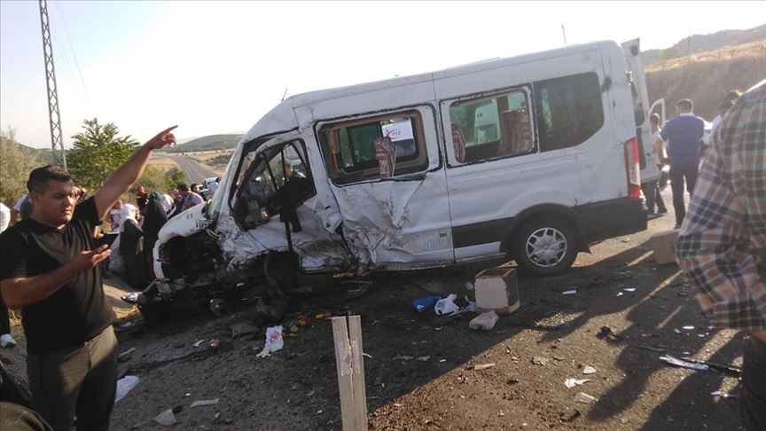 bingol de minibus ile otomobil carpisti
