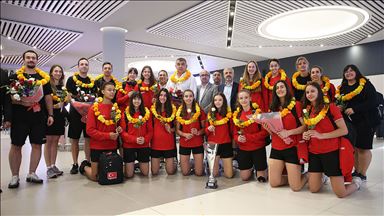 Şampiyon voleybolcular yurda döndü