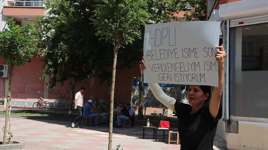 Belediyenin işten çıkardığı kadından HDP önünde protesto 