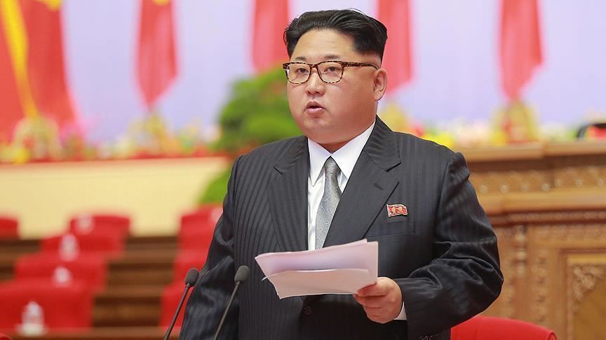 Pemimpin Korea Utara Kim Jong-un periksa kapal selam baru