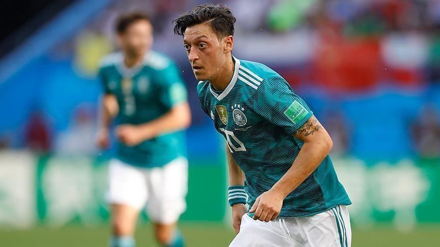 أوزيل يتعرض لهجوم بسكاكين من قبل مجهولين في لندن 