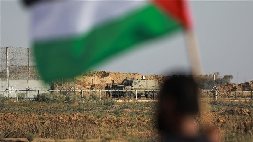 Israeli forces kill Gaza protestor, wound dozens