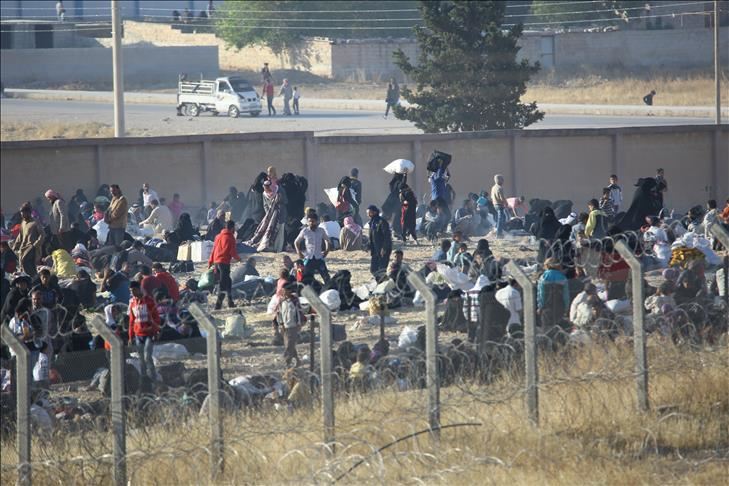 سوريا.. مقتل 35 مدنيًا وفرار الآلاف نحو الحدود التركية