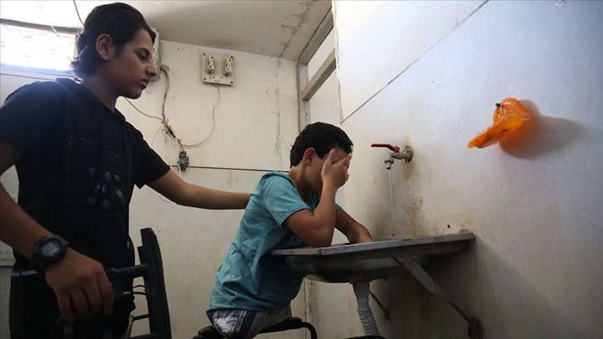 Esed rejiminin saldırısında bacaklarını kaybeden çocuk yardım bekliyor 