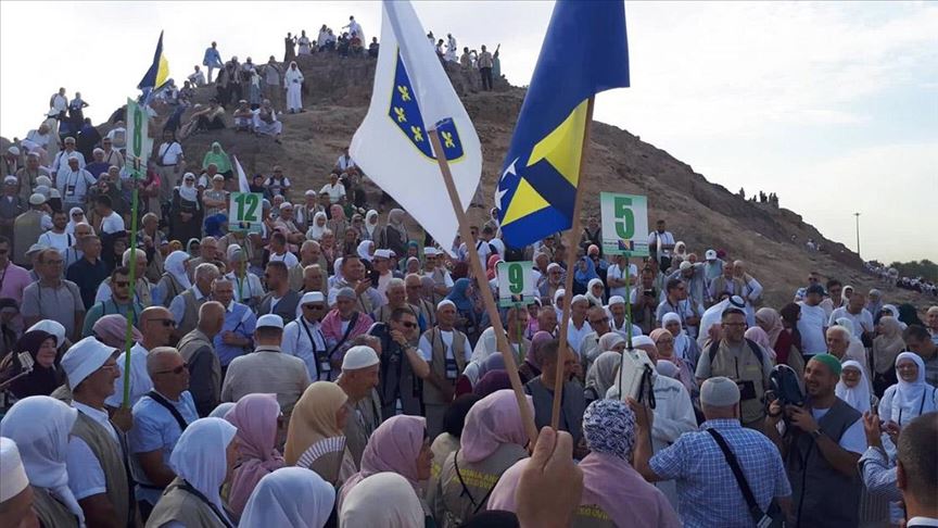 Hadžije obišle znamenitosti Medine: Zastava BiH na Uhudu