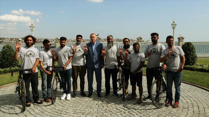 8 بريطانيين يصلون السعودية على دراجات هوائية لأداء الحج 