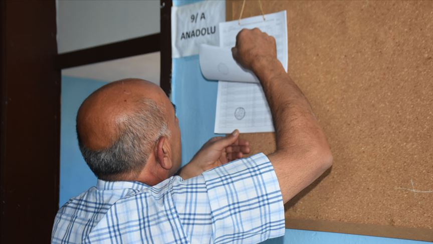Adıyaman'ın Besni ilçesine bağlı Suvarlı beldesinde oy verme işlemi başladı