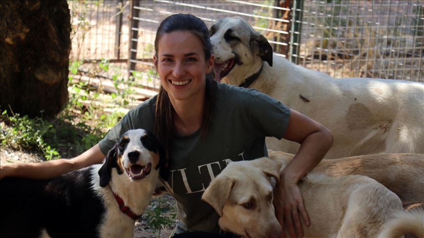Holandesa encuentra el amor en Turquía y ahora cuida animales callejeros